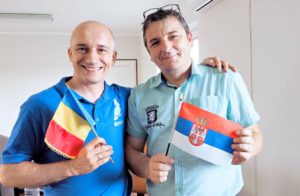 Constantin Buica (oikealla) valvoo Andrija Ekmedžićin Romanian-toimitusten laatua.