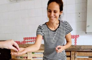 Oluenpanija Jelena Cacíc maistattaa maltaita.