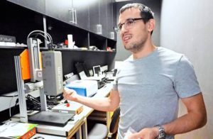 Laboratoriopäällikkö Goran Kitic vastaa BioSensen tutkimusvälineistöstä.