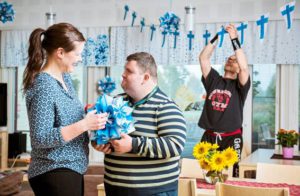 Suomi 100 -juhlavuosi näkyy yhteisten tilojen koristuksissa. Somistajina Outi Priia, Hannu Kuusisto ja Santtu Koivula.