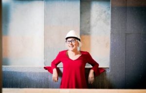 Sari Klinga on toiminut betoniteollisuudessa vasta tovin, joten opittavaa riittää jokaiselle työpäivälle. Klingan mielestä uuden oppiminen inspiroi ennemmin kuin stressaa.