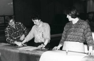 Työnopettaja Väinö Jokinen opastaa Tamfeltin suodatinkangasosastolla vuonna 1989.