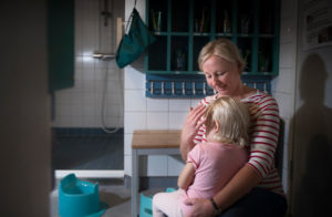 Osalle lapsista yöksi jääminen voi olla vaikeampaa, toiset ottavat "yökyläilyn" seikkailuna.