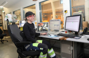 Pia Kankaanpään mukaan lisääntynyt vapaa-aika parantaa elämänlaatua. Pituusleikkurin hoitaja pitää kuntoaan yllä liikkumalla.