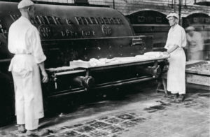 Elannon leipomo Helsingissä 1920-luvulla. Vaikka suurin osa Helsingin leipomoista oli pieniä ja työt tehtiin käsin, suurimmat leipomot olivat jo 1900-luvun alussa koneistettuja.