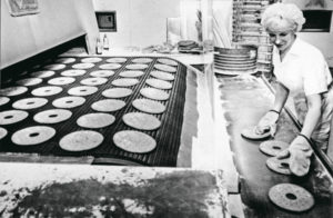 Työn koneellistuminen ja uudentyyppiset uunit muuttivat leipomotyötä. Voiman leipomon leipäuuni 1970-luvun Tampereella.