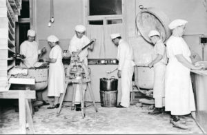 Työn touhussa osuusliike Onnin leipomossa Lappeenrannassa 1930-luvulla.