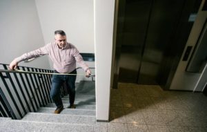 Esteettömyysasiantuntija Ari Kurppa iloitsee työssään, kun saa jonkun ratkaisun menemään läpi. Siitä on pitkäksi aikaa iloa kaikille. Toisinaan kysytään pitkäjänteisyyttä, kun vaikkapa lainvalmistelussa tulokset saattavat näkyä vasta kymmenen vuoden kuluttua.