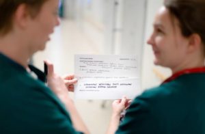 Patienternas fysiska handlingsförmåga kartläggs noga då de kommer till avdelningen. Målen och metoderna för rehabiliteringen antecknas på de kort som förvaras i patientrummen så att personalen lätt kan kontrollera dem då de sköter patienterna.