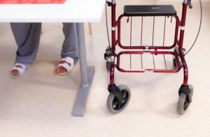 I Laukas uppmuntrar man patienterna till att röra på sig på egen hand. Patienterna får de hjälpmedel de behöver och har tillgång till utrustningen under hela vårdperioden.