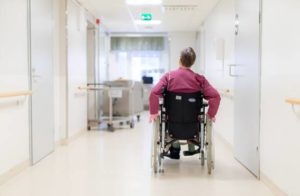 Det finns en noga angiven plats för rollatorer, rullstolar och andra hjälpmedel. Det blir lättare för personalen att jobba och för patienterna att röra sig då hjälpmedlen inte förvaras i korridorerna.