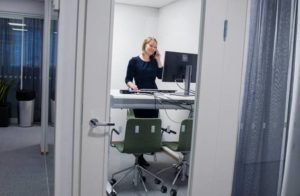 Mari Kauranen, som är chef för FPA:s enhet för internationell kundservice anser att de nyrenoverade utrymmena är trivsamma och lugna och ergonomin är i skick.