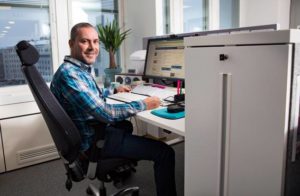 Anssi Roivainen flyttade från eget arbetsrum till det gemensamma utrymmet och har några förbättringsförslag gällande arbetsmiljön. Ändå trivs han bra och vill inte återgå till de gamla utrymmena.