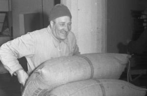 Vihtori Rannikko toimeliaana OTK:n Katajanokan varastolla 1950-luvulla.