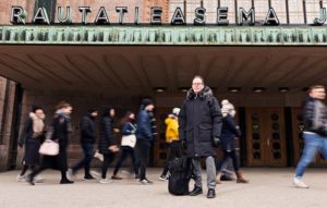 – Vaihtuvat maisemat tarjoavat uusia lenkkeilymahdollisuuksia, ja matkustankin aina lenkkivarusteet laukussa. Samalla tulee huolehdittua fyysisestä ja henkisestä hyvinvoinnista työn ohessa, Tuomo Airisniemi sanoo.