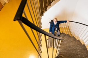 Valitsen usein asiakkaan luo mennessäni hissin sijasta vielä rappuset, sanoo kotisairaanhoitaja Maarit Lindholm.