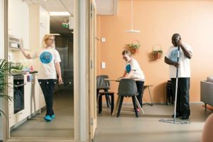 Iiris Mikkola, Miia Pallonen ja Flory Pambou työskentelevät Väylä ry:ssä.