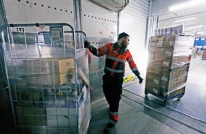 Kuljettajat lastaavat ja purkavat autonsa yleensä itse. Atte Ikoselle rullakoiden siirtely on tuttua.