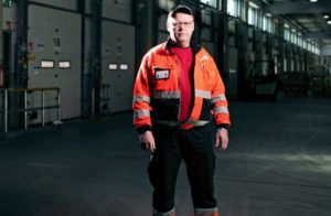 Hannu Lehtonen on ajanut Vähälän rekkoja neljällä vuosikymmenellä. – Työn fyysinen kuormittavuus on keventynyt merkittävästi.