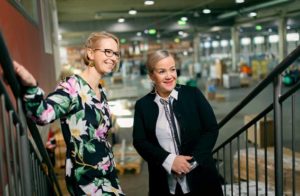 Johanna Holkon ja Tiina Salosen ja mukaan yhdistelmäajoneuvonkuljettajalla tulee olla monipuolista osaamista. Ajamisen lisäksi on tunnettava ajoneuvoteknologiaa, hallittava sähköiset työprosessit ja pystyttävä sujuvaan asiakaspalveluun.