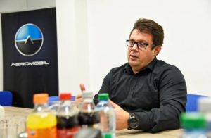Viestintäjohtaja Stefan Vadocz hankki itsekin juuri lentolupakirjan.