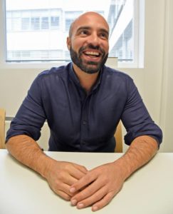 Oscar Thores istuu vaihteeksi Innovatrixin toimistolla.