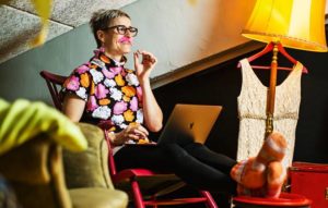 Keinutuolissa taitekaton alla on Silja Kyytisen mieluisin työpiste, jossa sujuvat rutiinit ja syntyvät parhaat ajatukset.