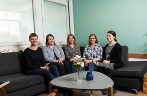 Vasemmalta oikealle: Sari Kivimäki ja Johanna Eskelinen Ideogrammista sekä Tuuli Kulonen, Johanna Halme-Salonen ja Sonja Papunen Iiris Prosta ovat kehittäneet yhdessä kuvakommunikaatiohankkeessa toteutettuja kuvia