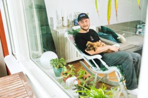 – Työn murros on tuonut uudenlaiset työt ja ammatit esimerkiksi digitaaliseen viestintään ja markkinointiin. Niissä erityisesti uransa alussa oleva nuori kuvittelee, että hänen on oltava tauotta tavoitettavissa. Asennetta ruokitaan hiljaisesti myönteisenä tapana toimia, Mikko Toiviainen harmittelee.