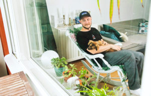 – Työn murros on tuonut uudenlaiset työt ja ammatit esimerkiksi digitaaliseen viestintään ja markkinointiin. Niissä erityisesti uransa alussa oleva nuori kuvittelee, että hänen on oltava tauotta tavoitettavissa. Asennetta ruokitaan hiljaisesti myönteisenä tapana toimia, Mikko Toiviainen harmittelee.