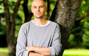 Millainen suhde Y-sukupolvella on työhön ja miten se tulisi ottaa huomioon työelämässä ja johtamisessa, pohtii kolumnissaan Mikko Piispa.