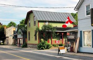 Kansallistunne näkyy arkisella kylänraitilla: lippu liehuu joka päivä. Hymnin sanoin: The True North, strong and free, O Canada, we stand on guard for thee.
