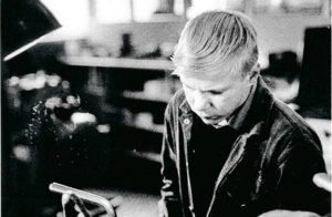 Työkoneiden käyttö vaatii tarkkaa keskittymistä. Vuonna 1966 Valmetin ammattikoulussa Tampereella harjoiteltiin esimerkiksi metallitöitä.