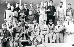 Aloitteleville maalareille maalipurkit ja pensselit tulivat heti tutuiksi. Viipurin maalariammattikoulun oppilaita vuonna 1936.