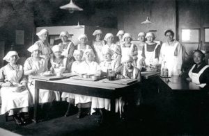 Tyttöjen ammattiopetus painottui pitkään taloustaitoihin. Tampereen Talouskoulun IV keittiön oppilaat v. 1924–1925.