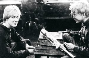 Ammattikoulussa nuoret pääsevät käytännön töihin. Tampereella vuonna 1982 työn alla on mopon äänenvaimentimen hitsaus.