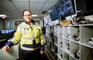 Työturvallisuus on tärkeässä osassa nuoren perehdyttämisohjelmassa, jotta hommat sujuvat varmasti turvallisesti. Talossa on myös avoin työilmapiiri, joten nuori uskaltaa kysyä vaikka suoraan tehtaanjohtajalta, sanoo Kraton Chemical Oy:n työturvallisuudesta vastaava päällikkö Elisa Tuhkanen.