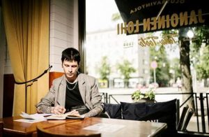 ”Lapsena kirjoitin omituisia novelleja ja outoja pseudotieteellisiä tutkimuksia. Pidin päiväkirjaa intensiivisesti lukioaikoina. Se on nyt jäänyt, mikä on harmi.”