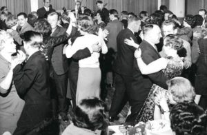 Miesseurassa ravintolan ovet aukesivat naisillekin. Georg Malmsten tanssittaa Tampereen työväenyhdistyksen ravintolassa vuonna 1962.