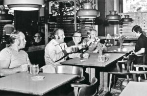 Asiakaskunta oli varsin miehistä ennen 1960-luvun loppua myös Lappeenrannan ravintola Onnissa.