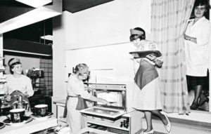 Lappeenrannan Amigo-baarin naistarjoilijat takahuoneessa 1950–1960-luvulla.