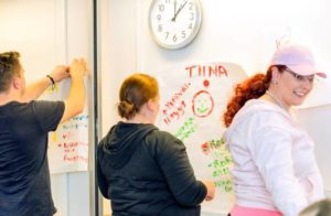 Ensimmäisellä valmennuskerralla harjoiteltiin aitoja tilanteita haastavista asiakaskohtaamisista. - Kun joku järjestää hieman ääntä ilmaan, niin muutkin matkustajat häkeltyvät, totesi Katja Nikkinen harjoitusta tehdessään.