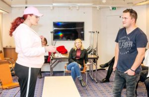 Viking linen valmennuksessa harjoiteltiin aitoja asiakastilanteita. Katja Nikkinen esitti itseään ja Peter Karlsson eläytyi hämmentyneen asiakkaan osaan. Satu-Mari Jansson seurasi tilannetta.