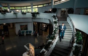 ”Valmistautuminen ei ole pirujen maalaamista seinille, tulevien huolien huokailua eikä ongelmien rakentamista tyhjästä. Valmistautuminen on kääntymistä suoraan kohti sitä, mitä pieni mieli haluaisi paeta,” toteaa Harri Gustavsberg.