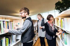 Toni tuominen, Ulla Leinikka ja Anna-Maria Soininvaara ovat myönteisesti yllättyneet siitä, miten vähän häiriöitä Oodissa on ollut. Oodissa käydään viihtymässä, työskentelemässä ja kokeilemassa erilaisia laitteita.