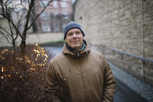 "Ihmiset keskittyvät helposti negatiivisiin asioihin. Tällöin uhan tunne voi jäädä päälle. On tärkeää järjestää tilaa myös positiivisille asioille. Joka ilta voi varata hetken sille, että käy päivää läpi ja listaa, mistä on kiitollinen, mikä on tuntunut hyvältä, missä on onnistunut," sanoo Antti Ervasti.