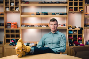 Janne Tamminen tuntee jokaisen sukan valmistamisen vaiheen ja jopa neulontakoneiden toimintaperiaatteet. Niiden ohjaamisen hän jättää kuitenkin ammattilaisille ja keskittyy itse sukkien testaamiseen.