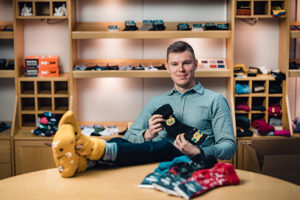 Janne Tamminen tuntee jokaisen sukan valmistamisen vaiheen ja jopa neulontakoneiden toimintaperiaatteet. Niiden ohjaamisen hän jättää kuitenkin ammattilaisille ja keskittyy itse sukkien testaamiseen.