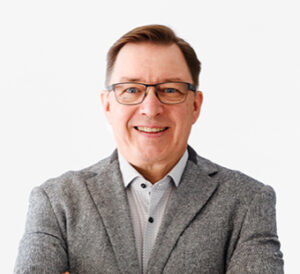 Kuvassa on lehden pääkirjoituksen kirjoittaja Rauno Hanhela.