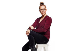 Kirjailija Anniina Virtanen istuu tuolilla